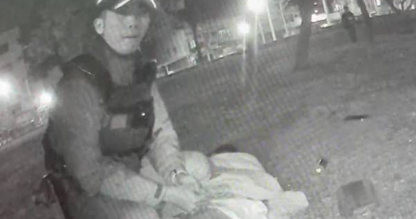 越籍友人搭便車驚見警察，男子狂奔逃百公尺被逮。（翻攝畫面）