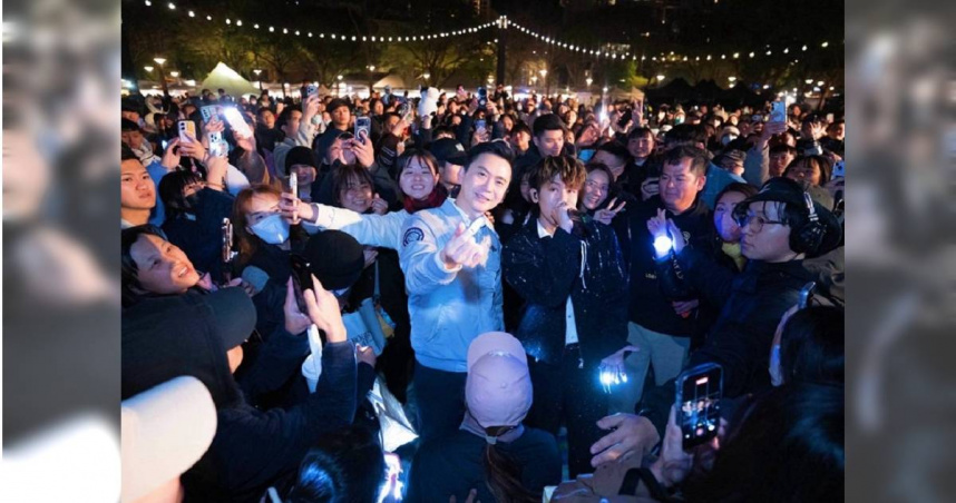 新竹縣竹北市長鄭朝方（圖中）率領公所連續多年在元宵節左右在水圳公園舉行「竹北光節」已成為城市品牌。（圖／翻攝自竹北市公所媒體群組）