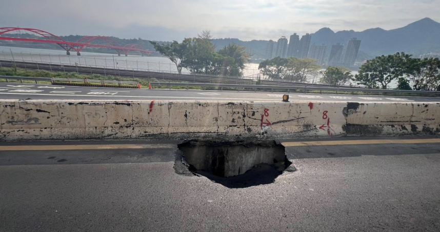 淡水民權路17日下午出現天坑，現場只剩一車道通行。（圖／翻攝畫面）