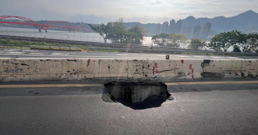 淡水民權路17日下午出現天坑，現場只剩一車道通行。（圖／翻攝畫面）