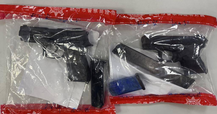 新竹男闖當鋪連開4槍挾持人質，警一秒反制驚險救人。（圖／翻攝畫面）