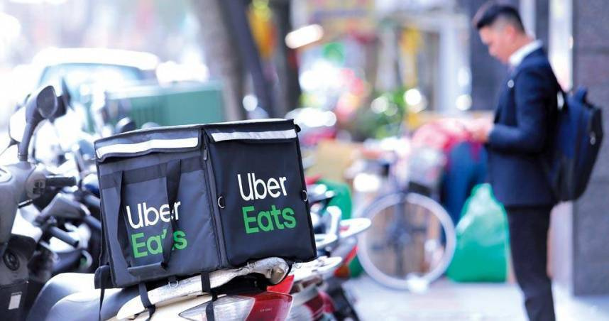 為因應《外送員權益保障及外送平台管理法》的影響，Uber Eats將調漲與美食外送合作商家的外送訂單服務費。（圖／報系資料照）