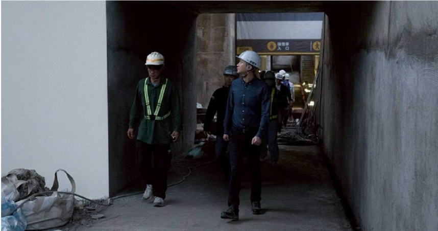 新竹縣竹北市長鄭朝方（中）關心竹北「中正東路地下機車道」要在5月如期如質完工。（圖／翻攝自竹北市公所媒體群組）