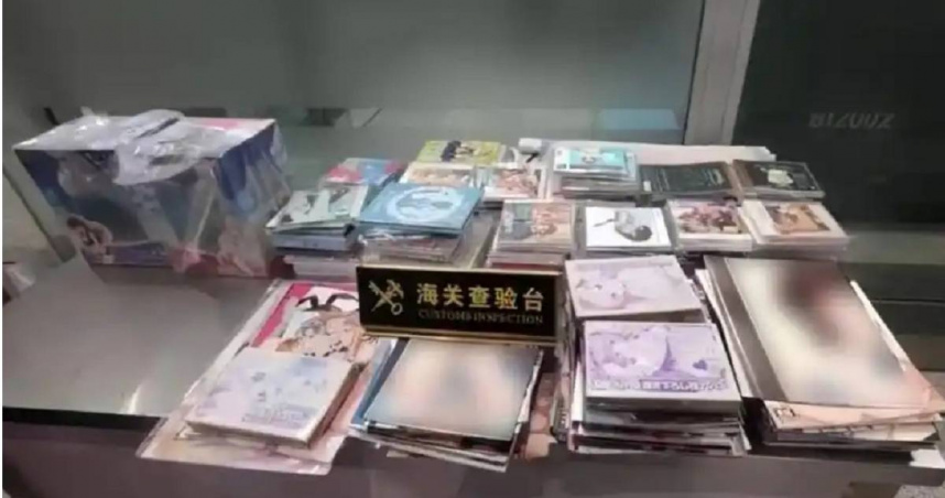 大陸一名40多歲汪姓女子從日本旅遊帶回大量成人漫畫，遭海關當場攔獲，其中244本被認定是淫穢物品，最終汪女被依走私淫穢物品判處有期徒刑1年6個月，緩刑2年，並處罰金人民幣1萬元（約新台幣4.5萬元）。（圖／翻攝自微博／南方都市報）