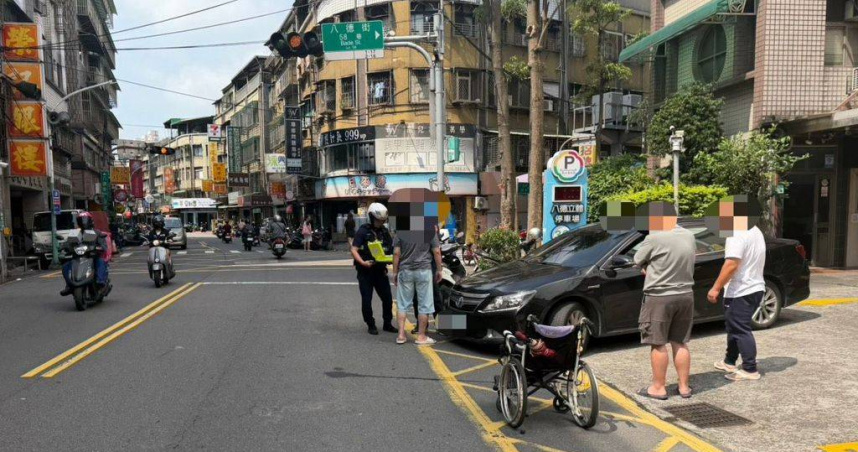 分心釀禍！新莊男駕車駛出停車場撞翻輪椅　68歲婦與看護雙雙受傷送醫