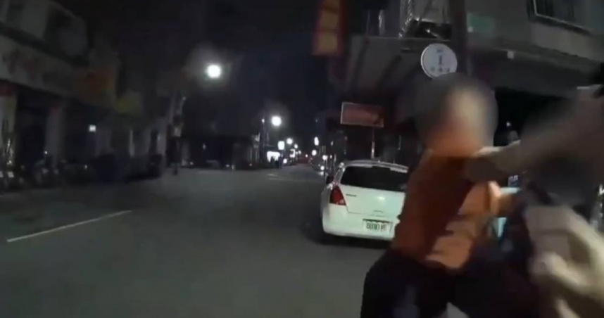 爛醉越籍女「當街追打男友」　還想出腳踹警遭管束送辦