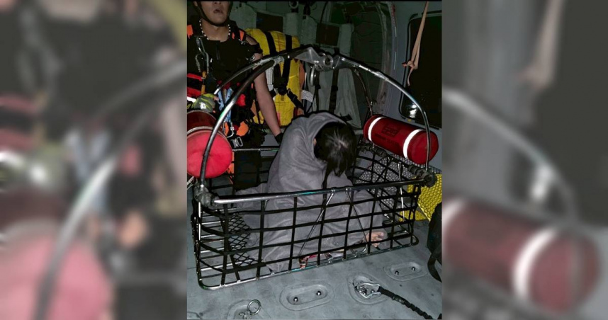 黑鷹救援畫面曝！女神秘海灘落海緊抓浮球　靠手機燈光定位救命