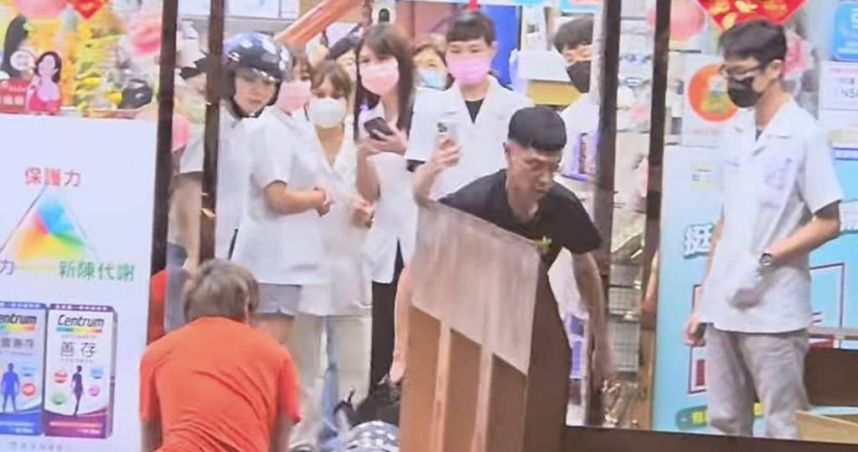 假髮男持槍闖銀樓搶金飾！　老闆娘搏命脫困民眾圍捕落網