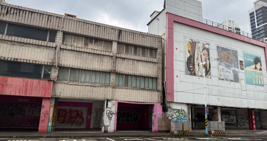 板橋府中商圈沒落，一整排沒商家進駐。（圖／翻攝Threads／@hi731224）