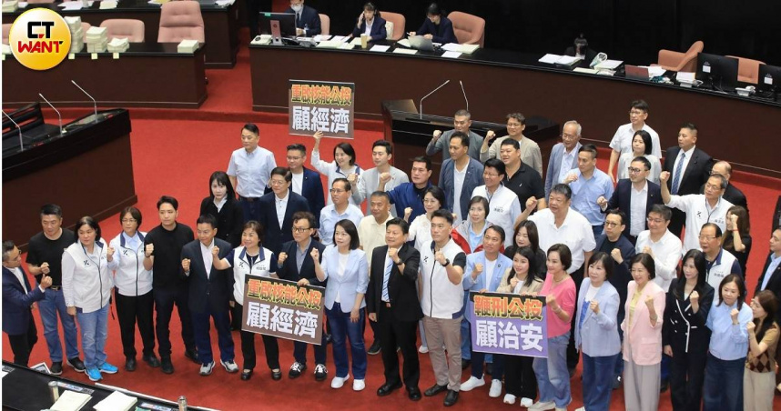 115年度中央政府總預算案苦拖351天終於三讀。（圖／方萬民攝）