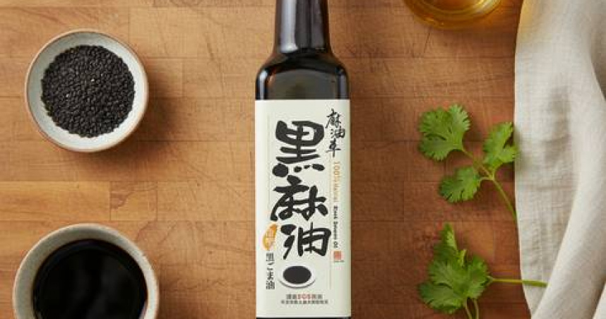 「麻油車頂級冷壓黑麻油」被檢出苯駢芘超過標準，北市衛生局已緊急稽查並預防性下架187瓶。（圖／翻攝自酷澎）
