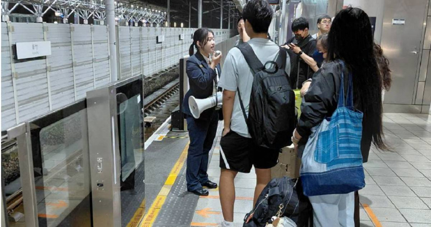 颱風碰上三天連假，高鐵22日晚間湧入大批南下旅客，即使緊急加開9班列車，仍難以迅速消化人潮。（圖／翻攝自臉書，台灣高鐵，下同）