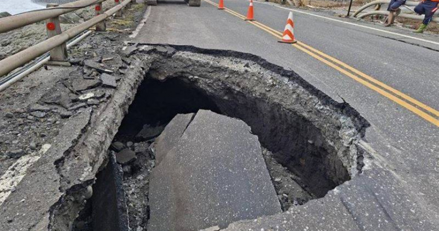 薔琵颱風狂風豪雨襲花蓮！台11線路基遭掏空「驚現3公尺深大缺口」　2車閃避不及爆胎