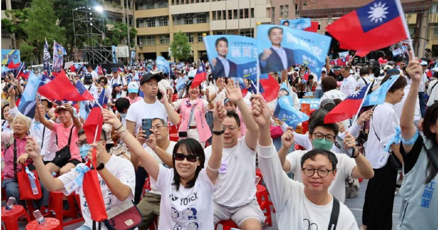 台北市長蔣萬安下午在敦化國中舉辦競選總部成立大會，大批支持者穿著白衣、藍褲進場，競選辦公室表示，活動開場不到半小時，現場人數已突破1.5萬人。（圖／報系資料庫）