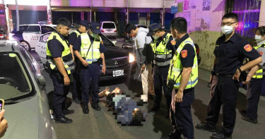 高雄男子突抓狂意圖攻擊警察 疑有精神異常交家屬帶回