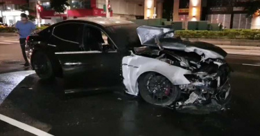 瑪莎拉蒂的車頭引擎燒毀。（圖／中國時報胡欣男）