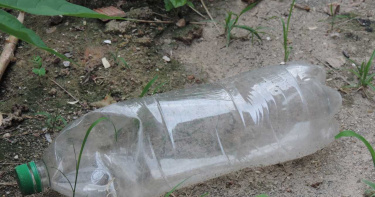 把寶特瓶當水壺用 10歲女童一年後…皮膚發炎流湯、月經提早來