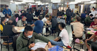 萬華棋牌社假下棋真賭博 警方上門10桌賭客渾然不知