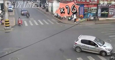 路口「原地狂轉16圈」巧妙避開路人 酒駕男下秒路上打醉拳