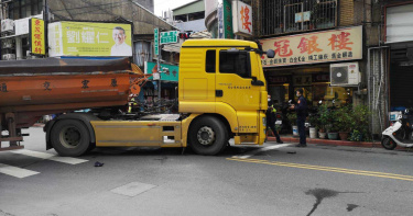 砂石車窄巷轉出橫越路面 單車阿伯遭捲入車底重傷垂危