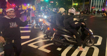 新北耶誕城「待轉大富翁」!10機車無限待轉 38名警力坐鎮疏導