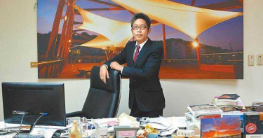丁允恭在辦公桌上與女記者嘿咻 判撤職停任2年