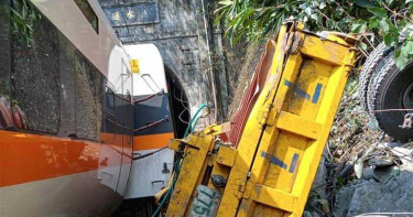太魯閣號花蓮出軌!6節車廂「卡死隧道」 全車大停電…逃命驚險畫面曝