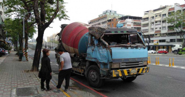 水泥預拌車疑超載 連刷整面隔音牆碎片沿路飛落路面