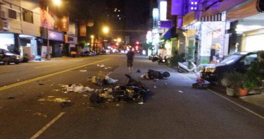 台中市60歲李姓老翁違規穿越雙黃線，逆向跨越車道，與對向車道女騎士相撞，李男一度失去呼吸心跳，急救後恢復生命跡象，但仍於加護病房救治中。（圖／民眾提供）