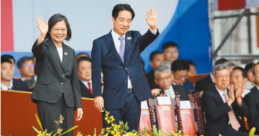 專家表示，企業界都擔憂台灣缺電問題，蔡英文卻把能源政策拿來當政績宣傳是「不智之舉」。圖為112年國慶大會，蔡總統（左）與副總統賴清德（右）向表演團體揮手致意。（圖／中國時報張鎧乙攝）