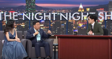 大陸前央視調查記者王志安(中)上脫口秀節目《賀瓏夜夜秀》評論台灣選舉，引發網友炎上。（圖取自YT／STR Network）