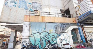 高雄車站周邊隨處可見塗鴉，甚至出現影射髒話的塗鴉內容，讓民眾嘆「非常損傷城市形象」。（圖／中國時報任義宇攝）