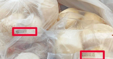 彰化家扶中心日前收到民眾送來的過期及流出濃稠湯汁的饅頭。（圖／彰化家扶提供／中國時報孫英哲彰化傳真）