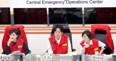 強颱山陀兒來襲，賴清德總統（中）1日在行政院副院長鄭麗君（左）及內政部長劉世芳（右）陪同下視察中央災害應變中心。（圖／報系資料照）