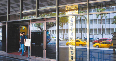 劉彩萱與劉若琳保母姊妹凌虐1歲10個月大男童「剴剴」致死，台北地檢署循線追查發現她們涉嫌將潘姓嬰兒雙腳張開、跨站椅子蹲馬步，還任由5個月大蔡姓嬰兒遭另名嬰兒拉奶嘴掛繩反覆用力勒緊脖子，20日依妨害幼童自然發育等罪起訴兩人。（圖／報系資料照）