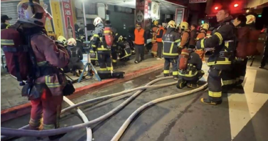 新北出租套房凌晨突發大火，25歲男陳屍廁所。（ 圖／翻攝畫面）