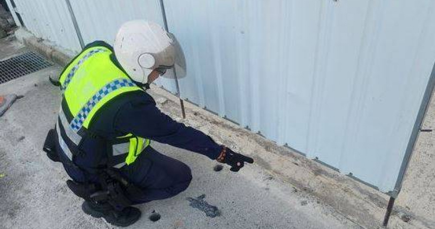 男慣竊鑽入30公分高圍籬，潛入市府公務大樓工地偷電纜，最終仍被逮獲法辦。（圖／翻攝畫面）