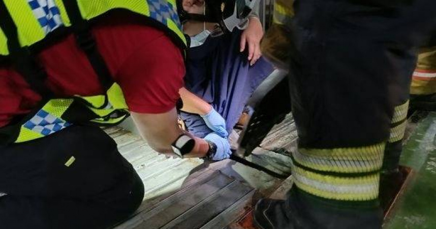 女駕駛大腿卡進機械車位隙縫，消防員奮戰搶救脫困送醫。（ 圖／翻攝畫面）