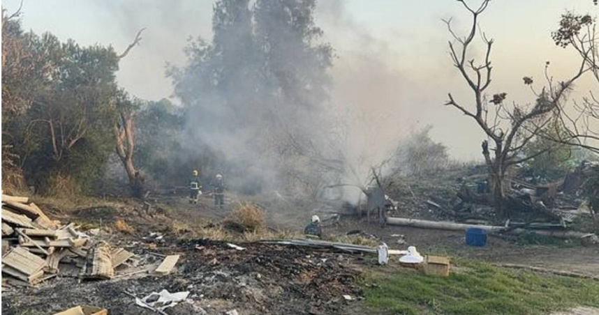 大規模雜草燃燒1800平方公尺陷火劫。（ 圖／翻攝畫面）