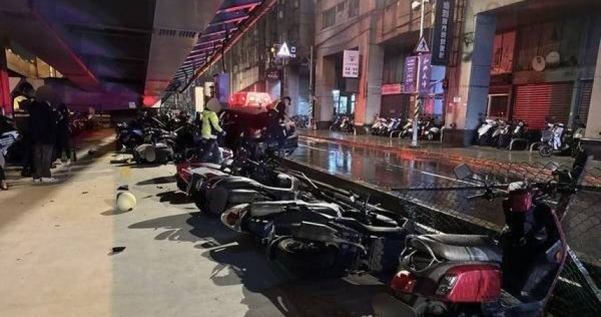 未成年少年偷開家車撞毀17輛機車。（ 圖／翻攝畫面）