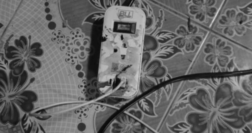 泰國一名15歲少女躺在床上一邊充電一邊玩手機，結果竟當場遭電死。（圖／翻攝自 KhaoSod）