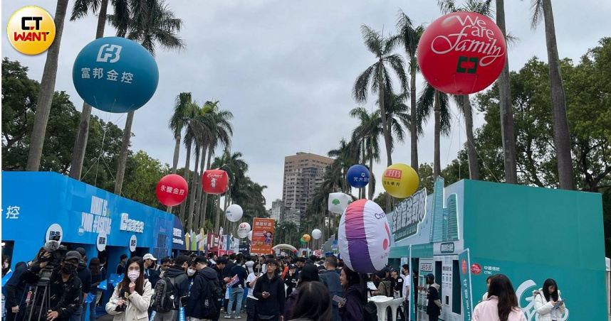 股民敲碗中信金配息從2元邁向3元前進。（圖／李蕙璇攝）