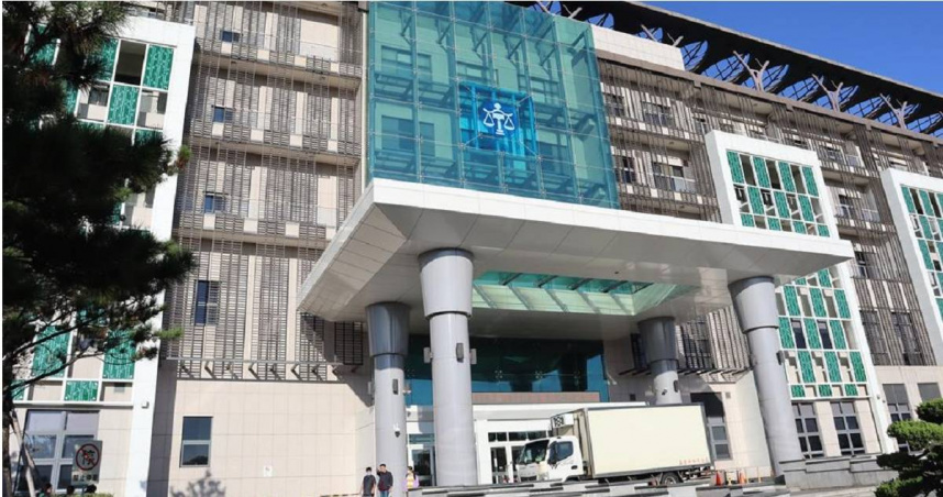 鄭姓上等兵在營區用手機上網賭博，遭抓包移送判拘役30天。（圖／中國時報邱立雅攝）