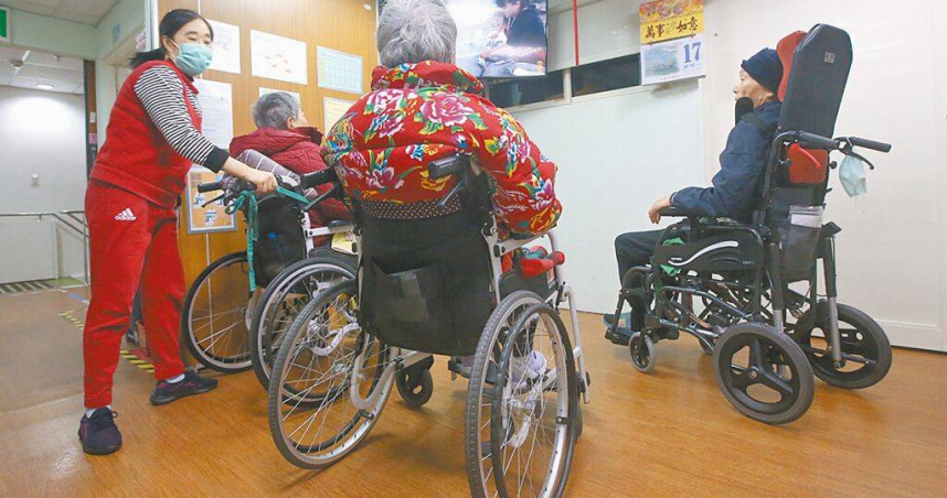 根據統計，台灣老人人口今年將達480餘萬人，對於無障礙環境或設施需求很高。（圖／中國時報趙雙傑攝）