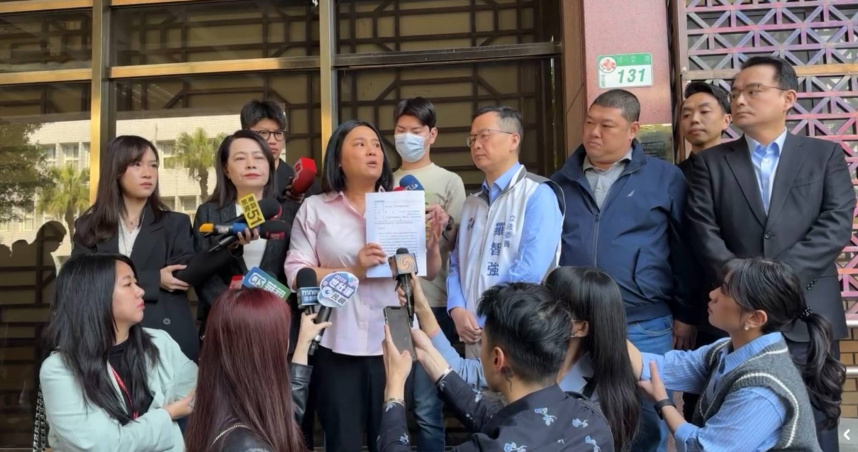 國民黨幹部前往台北地檢署提告，指控民進黨政府選擇性執法，縱容針對藍營立委的偽造罷免連署案件。（圖／翻攝自國民黨臉書直播）