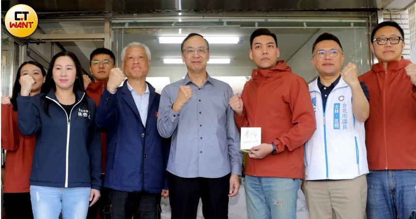 罷瑤總部今日成立。包括朱立倫（圖右四）、張斯綱（右二）、「罷瑤發起人」滿志剛（右一）都到場致意（圖／周志龍攝）