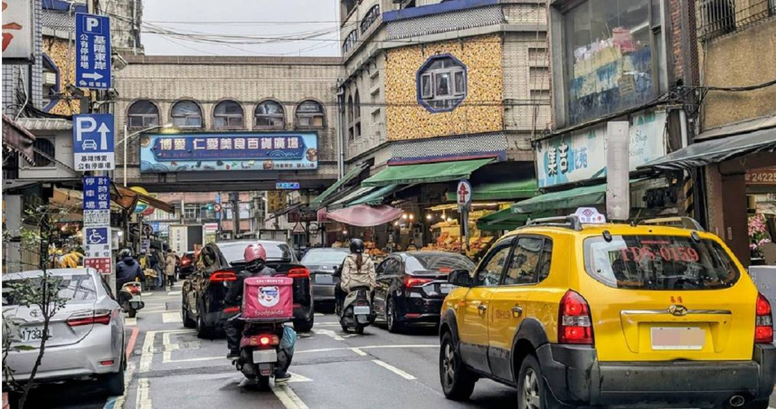 基隆市仁愛區市區道路狹小，也有不少民眾常違規停車，市警局將自今年4月起加強驅離、取締，確保市區道路暢通。（圖／中國時報張志康攝）