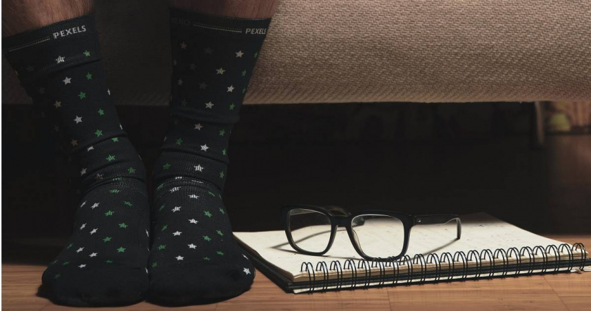 襪子丟洗衣機前應翻至正面還是反面？業者給出解答。（示意圖／Pexels）