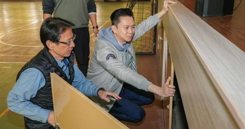 新竹縣十興國小舞台整建工程完工後，學生可享有更完善安全的展演空間，竹北市長鄭朝方（右）與十興國小校長徐發斌開箱。（圖／翻攝自竹北市公所媒體群組）