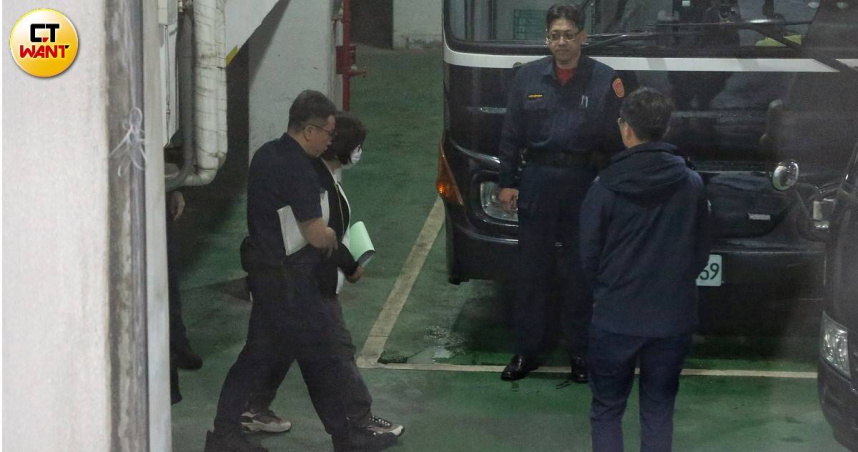 黃呂錦茹25日遭羈押禁見，其上囚車畫面也曝光了。（圖／趙世勳攝）